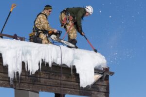 уборка кровли от снега альпинистами