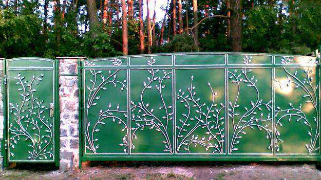 Как и чем покрасить металлический забор — разбираем в общих чертах
