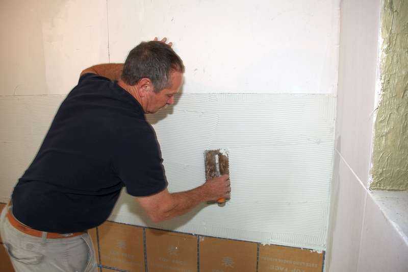 Можно ли класть плитку на шпаклеванную стену: правильная укладка на отшпаклеванную поверхность и этапы укладки на стены в ванной комнате или кухне