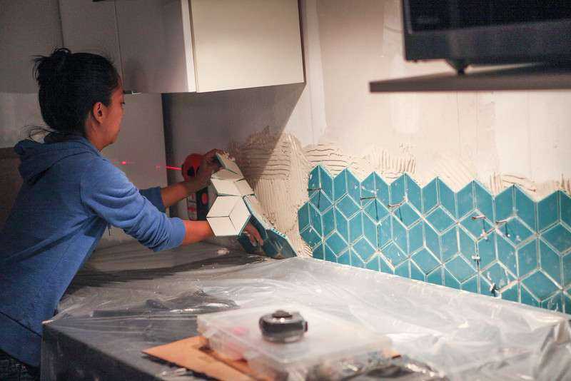Чем и как покрасить керамическую плитку на кухне своими руками?