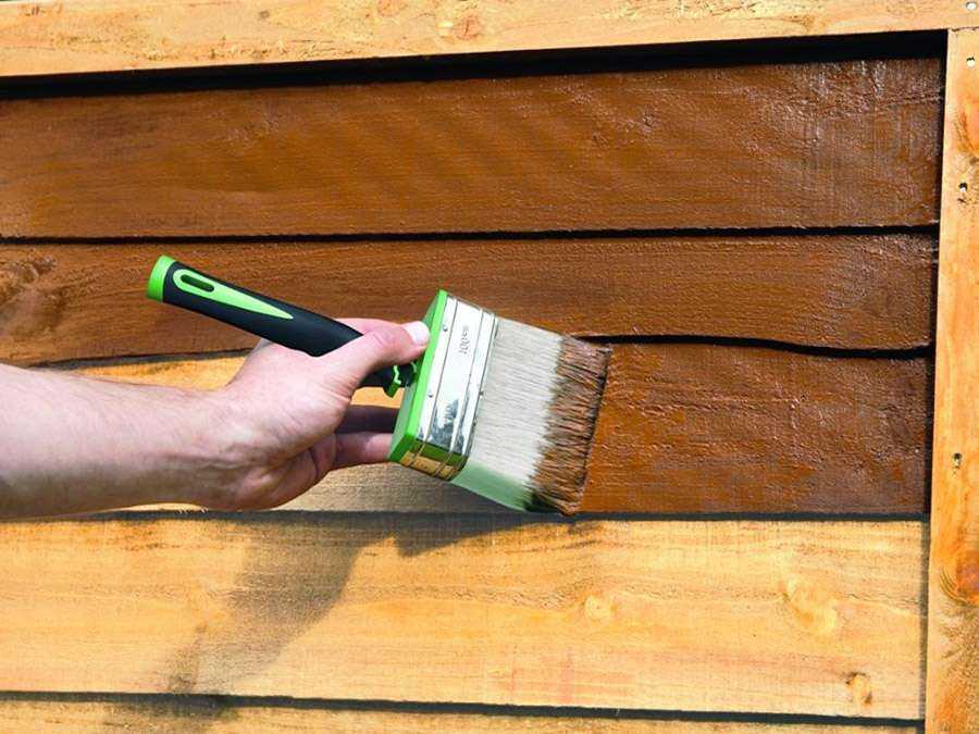 Прежде чем красить деревянный забор, необходимо рассчитать площадь обрабатываемой поверхности и количество раствора Не менее важно подготовить поверхность
