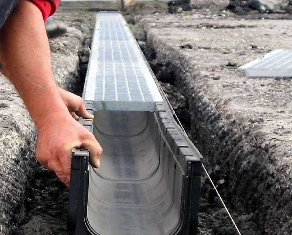 Все водоотводные системы строятся по схожим принципам, в основе которых – использование водоотводных лотков из бетона