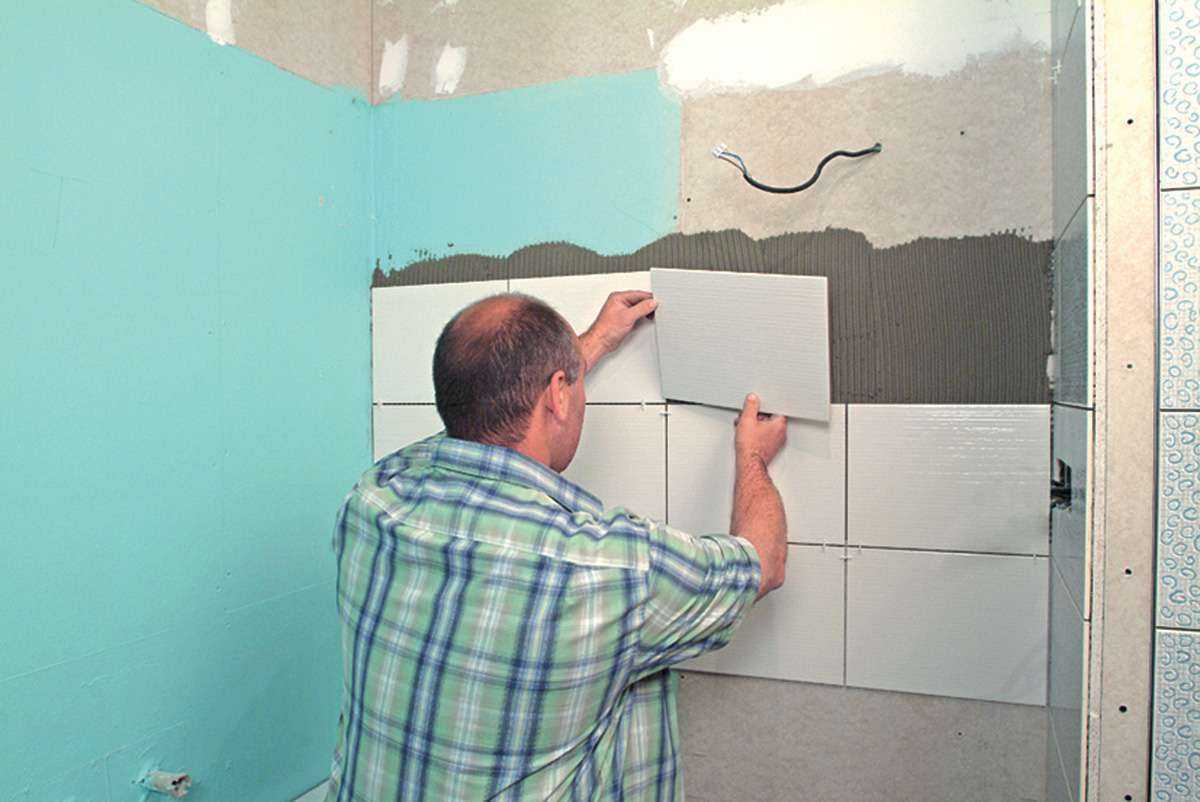 Укладка керамической плитки на прошпаклеванную стену — можно ли класть или клеить плитку, если стена шпаклеванная