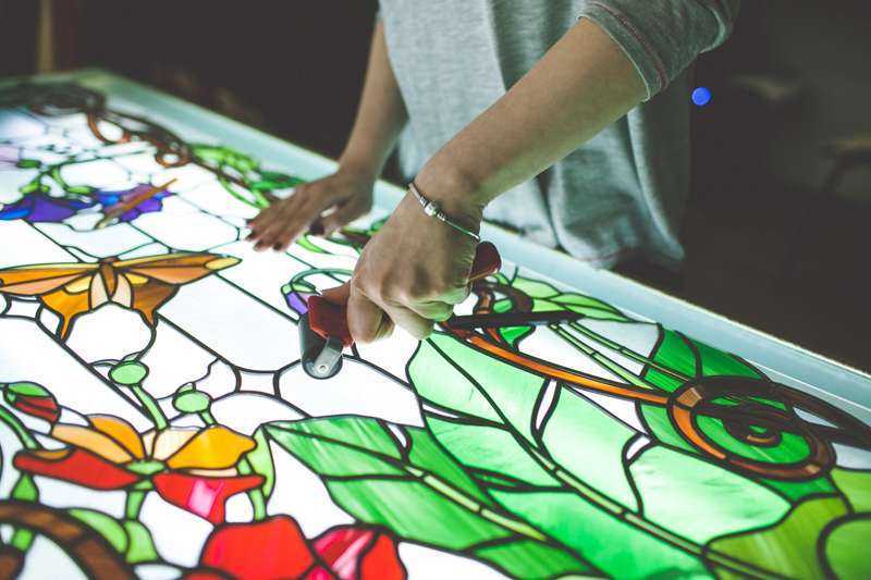 Роспись красками по стеклу: видео, мастер-классы для начинающих, материалы и технология рисования