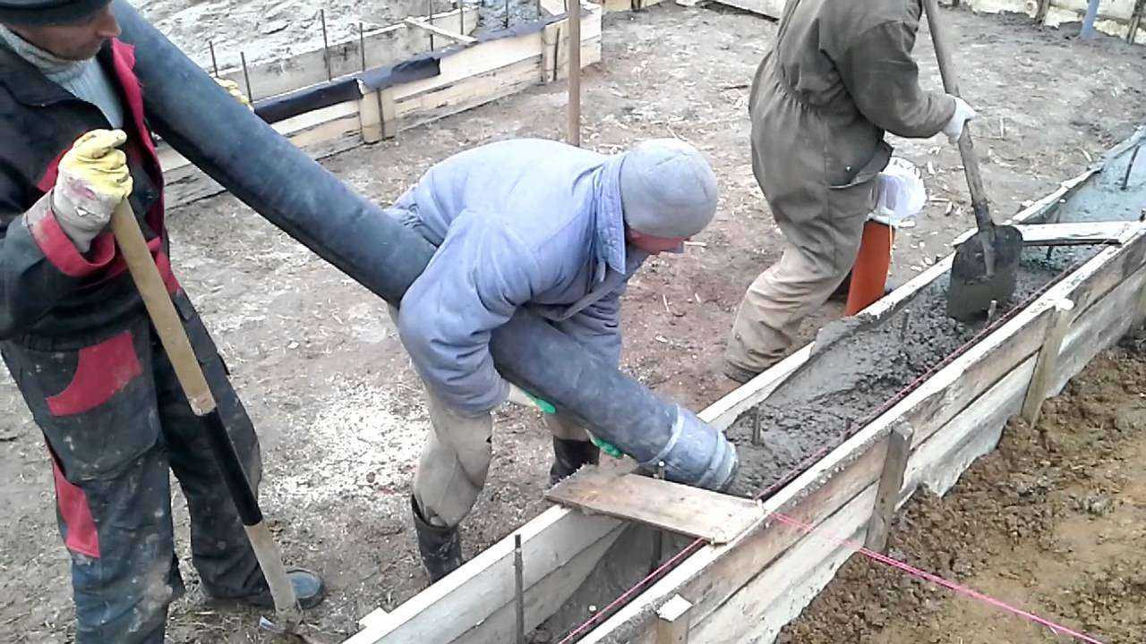 Вибрирование бетона при заливке фундамента своими руками