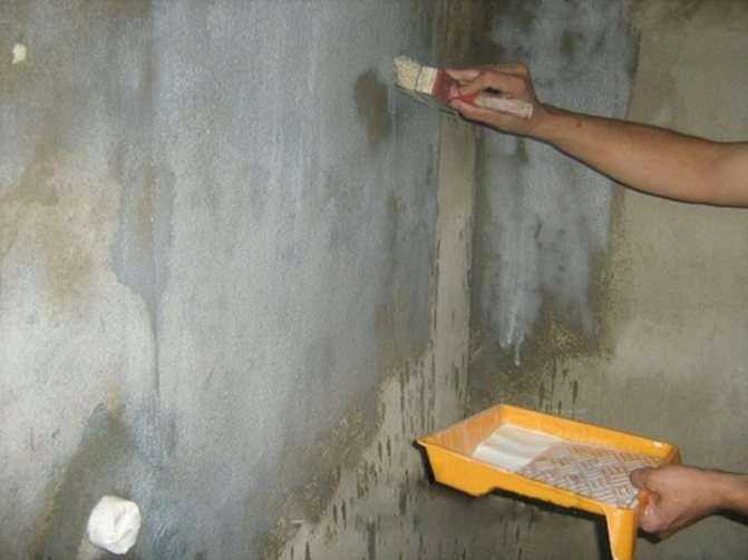 Нужно ли грунтовать стены и пол перед поклейкой плитки: в ванной, на бетон