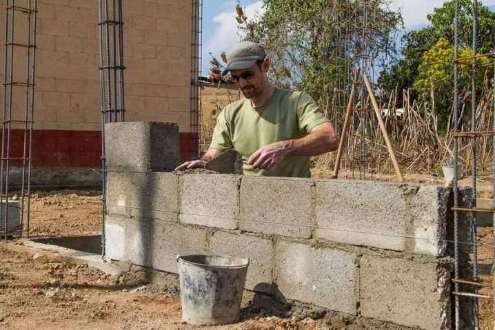Как сделать забор из шлакоблока своими руками? - портал о цементе и бетоне, строительстве из блоковпортал о цементе и бетоне, строительстве из блоков