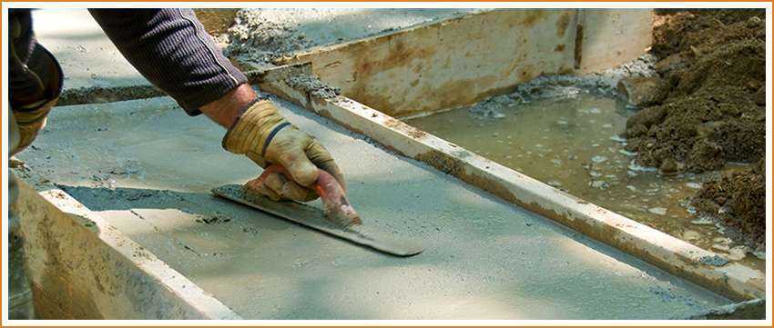 Нужно ли поливать бетон водой после заливки и как правильно это делать