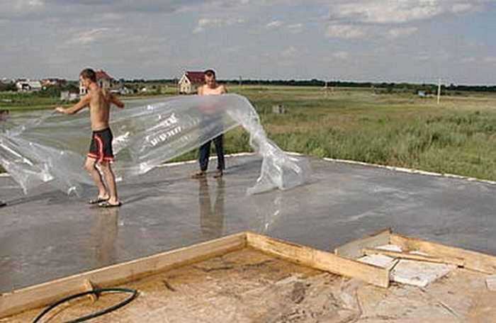 Нужно ли поливать бетон водой после заливки и как правильно