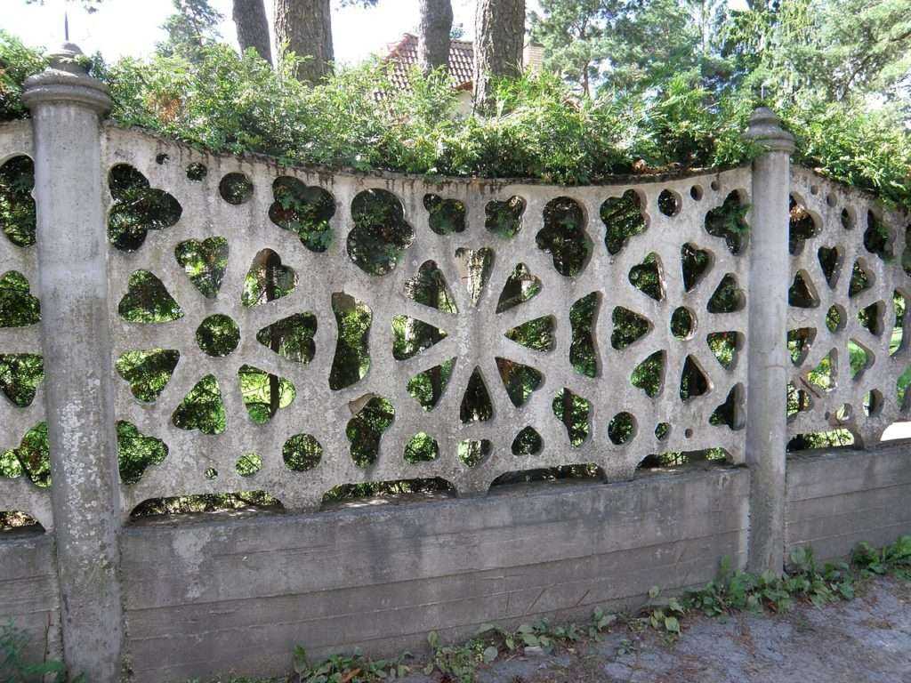 Монолитный забор из бетона