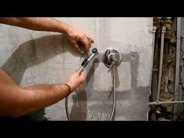 Как установить смеситель в ванной на стену своими руками: крепление в ванне, чем закрепить кран на гипсокартоне, простая установка