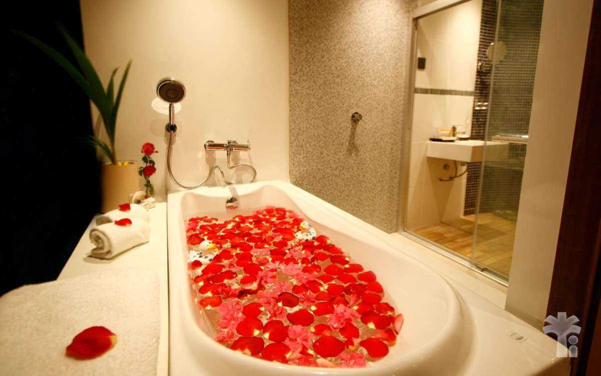 Розы в ванну с холодной водой. Ванная с лепестками роз. Лепестки роз в ванной. Ванна с розами. Джакузи с лепестками роз.