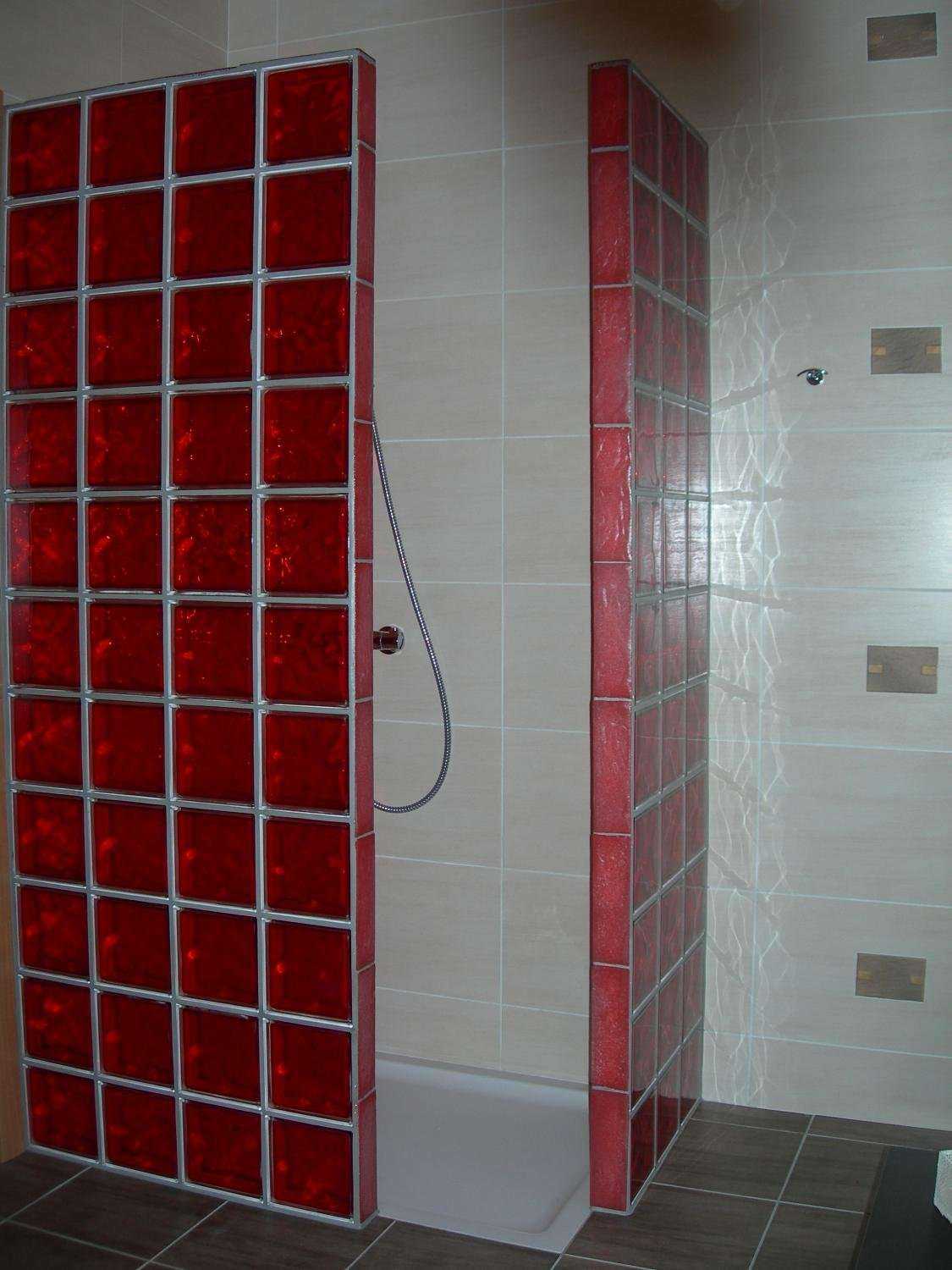 Стеклянные блоки в ванной помогают создать эффектный дизайн и часто используются для создания перегородок Каких размеров бывают такие стеклоблоки, как осуществить их монтаж и установку, на какие фото в интерьере ориентироваться Как сделать душевую кабину