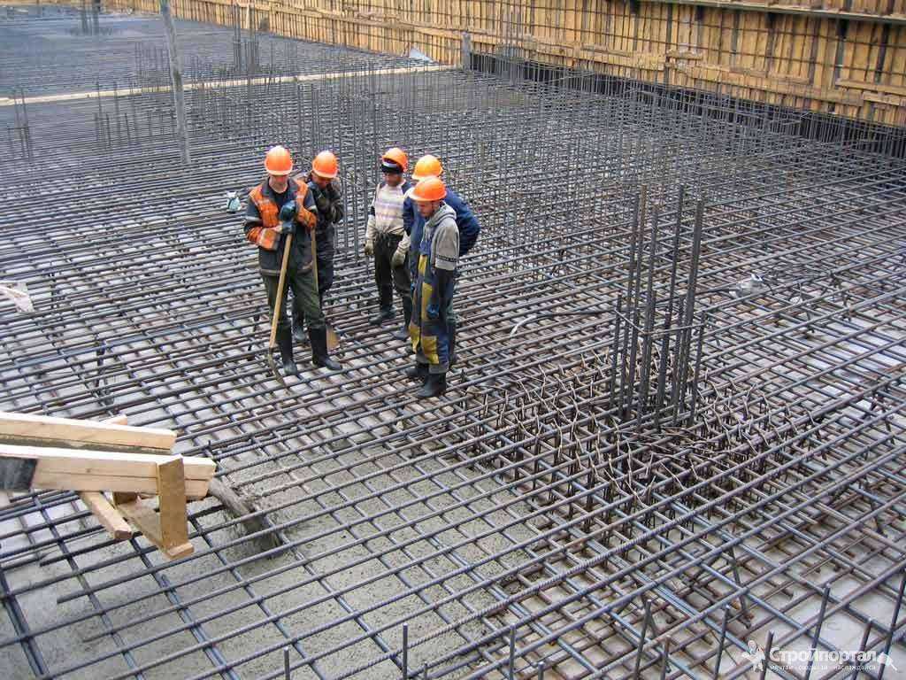 Использование бетона почти всегда связано с планами на сооружение или устройство неподвижных силовых конструкций того или иного типа При этом даже простые мероприятия сопровождаются комплексом технологических операций От качества выполнения бетонных работ