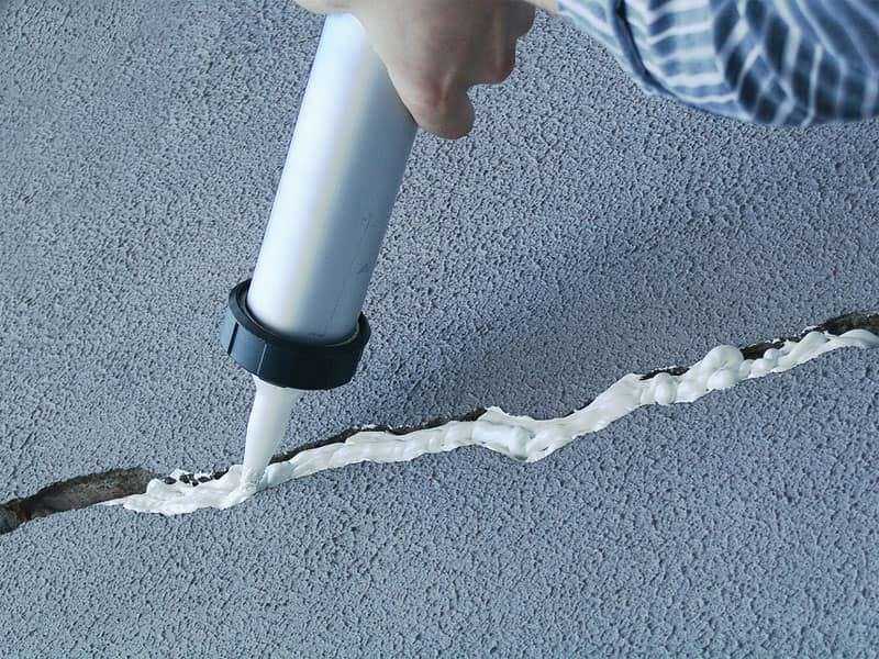 Герметик для бетона – эффективное средство для заделки швов в покрытиях с цементной составляющей Наносить составы можно на свежеуложенные и старые