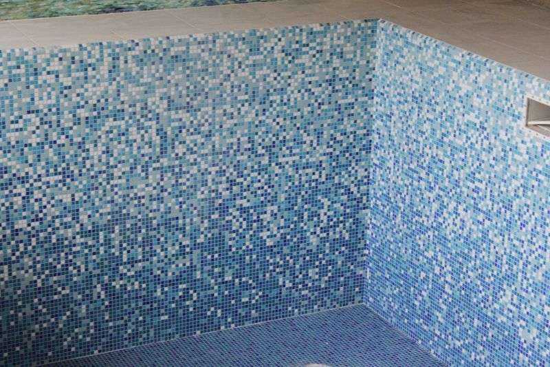 Технология укладки мозаичной плитки на стены или пол