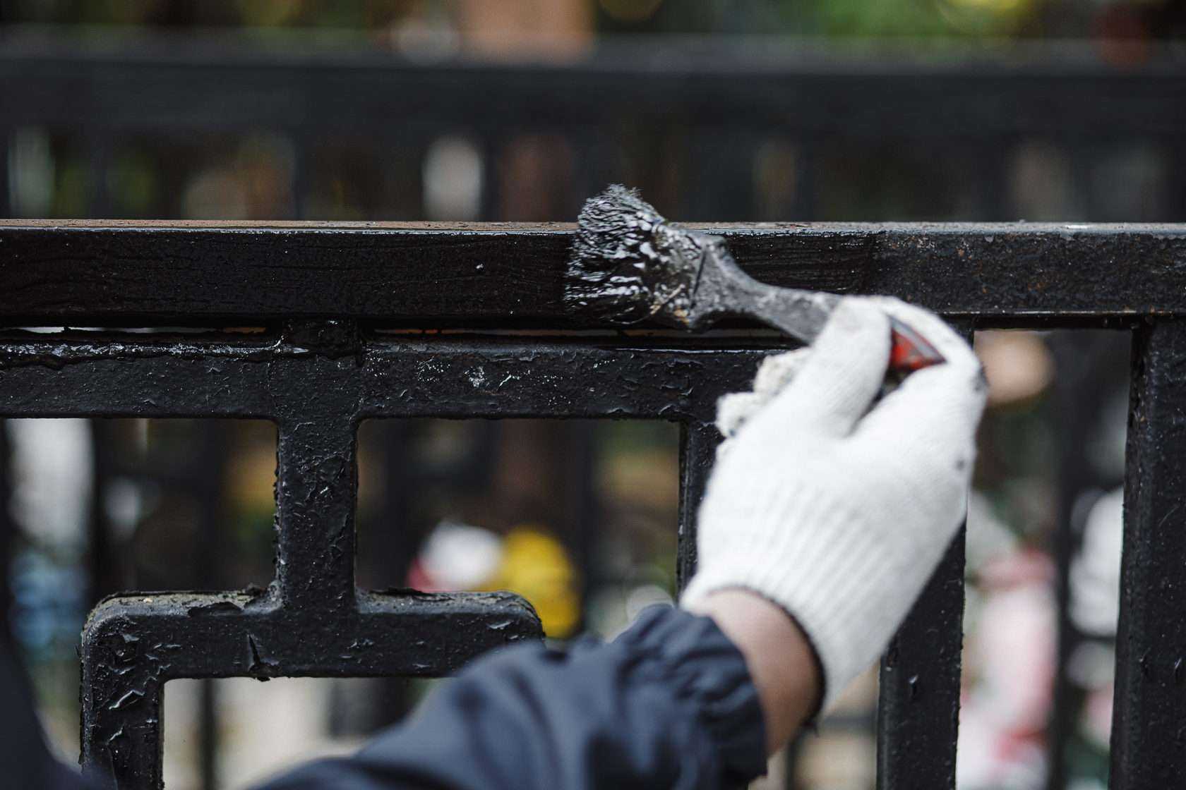 Как покрасить ограду на кладбище – не стоит ограду делать поводом для частых посещений, для них есть причина и поважнее