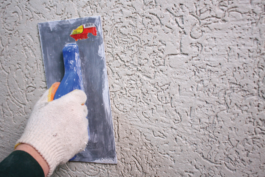 Выбор фасадной краски по штукатурке для наружных работ, технология нанесения краски для штукатурки своими руками, видео инструкции, а также фото примеры стен под покраску