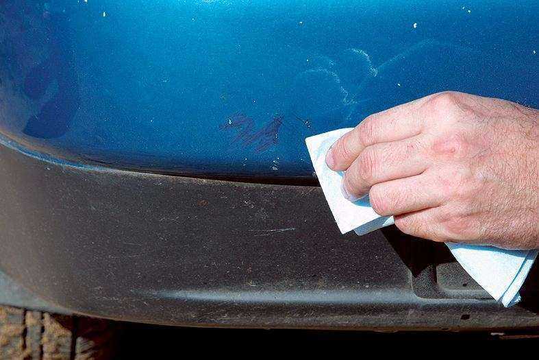 Как убрать царапины на бампере автомобиля (неокрашенном, черном, пластмассовом) самостоятельно, чем удалить глубокие сколы пластика?