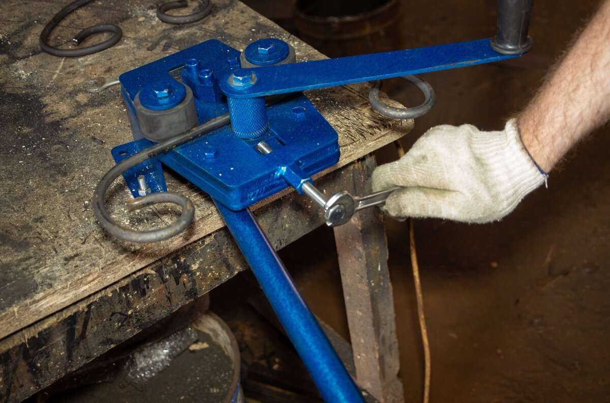 Станки торсион-фонарик (холодная ковка своими руками): подробный процесс изготовления приспособлений для гибки корзинок и скручивания прутков, а также про оборудование, самодельные инструменты и приспособления