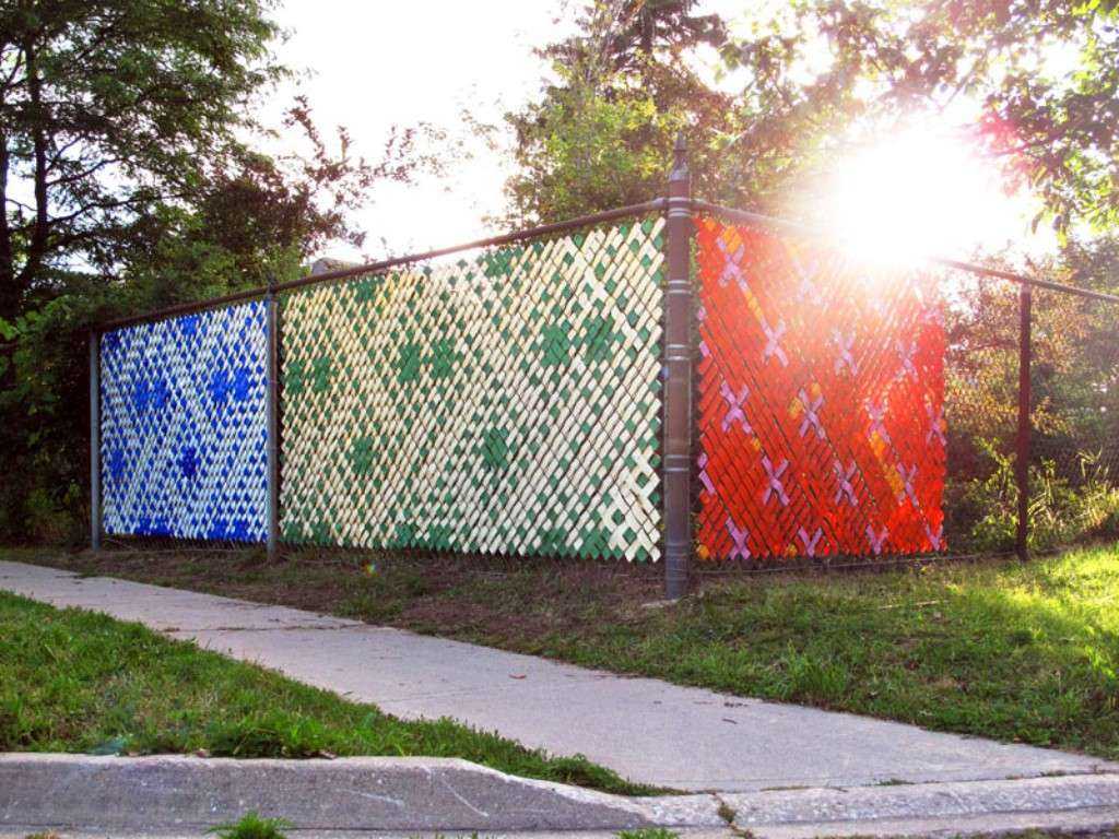 Как украсить забор из сетки-рабицы – оригинальные идеи декора