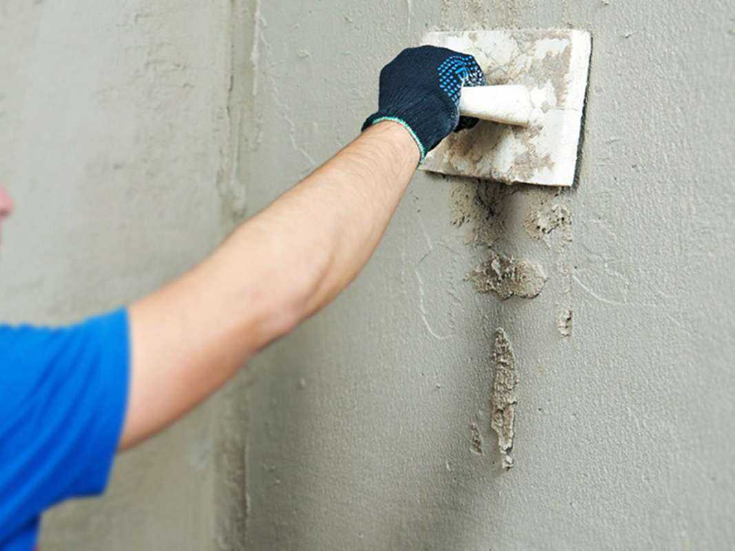 Красить оштукатуренные стены допускается в качестве быстрого варианта отделки Для этого нужно подобрать соответствующую краску, знать технику окрашивания