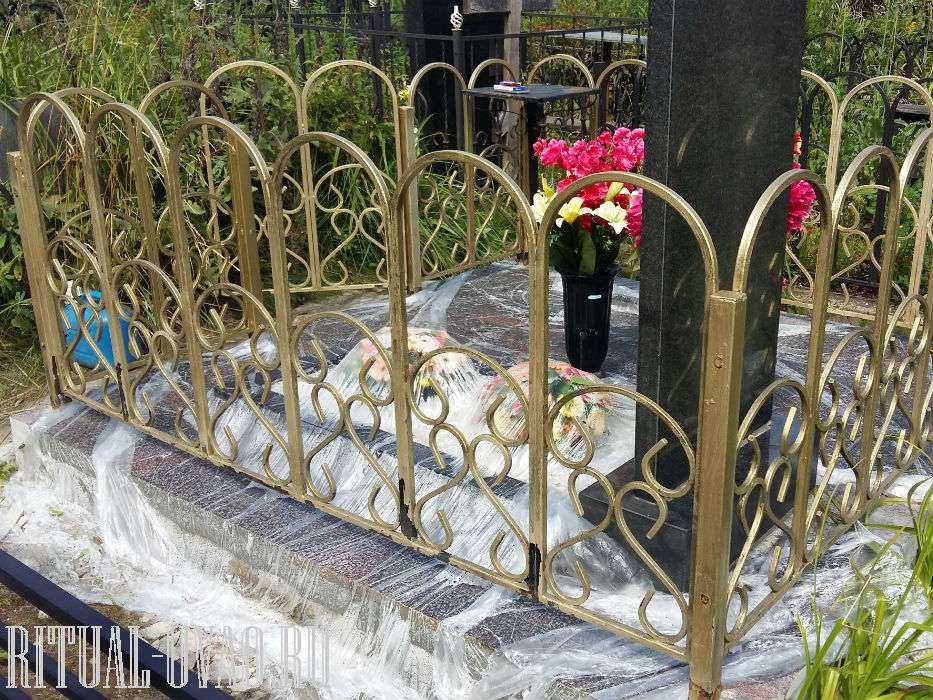 Как покрасить ограду на кладбище серебрянкой. черная краска для ограды. ремонт оградки на могиле