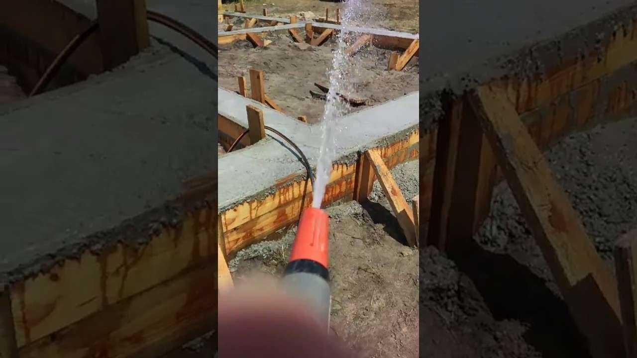 Зачем поливать бетон после заливки?