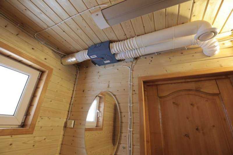 В деревянном доме естественным образом регулируется уровень влажности, но никак не циркуляция воздуха Поэтому организация качественной системы вентиляции просто необходима Конечно, особенно это качается ванной комнаты Какие особенности вентиляции есть в д