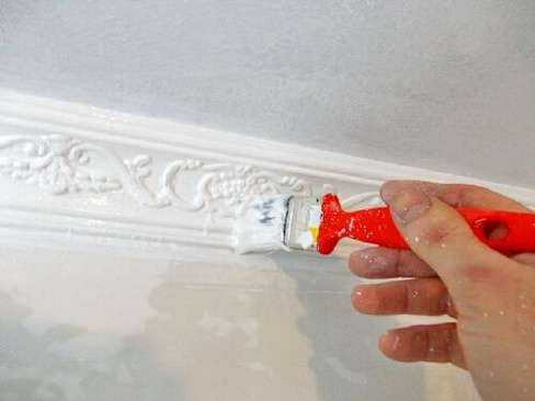Чем покрасить потолочный плинтус из пенопласта