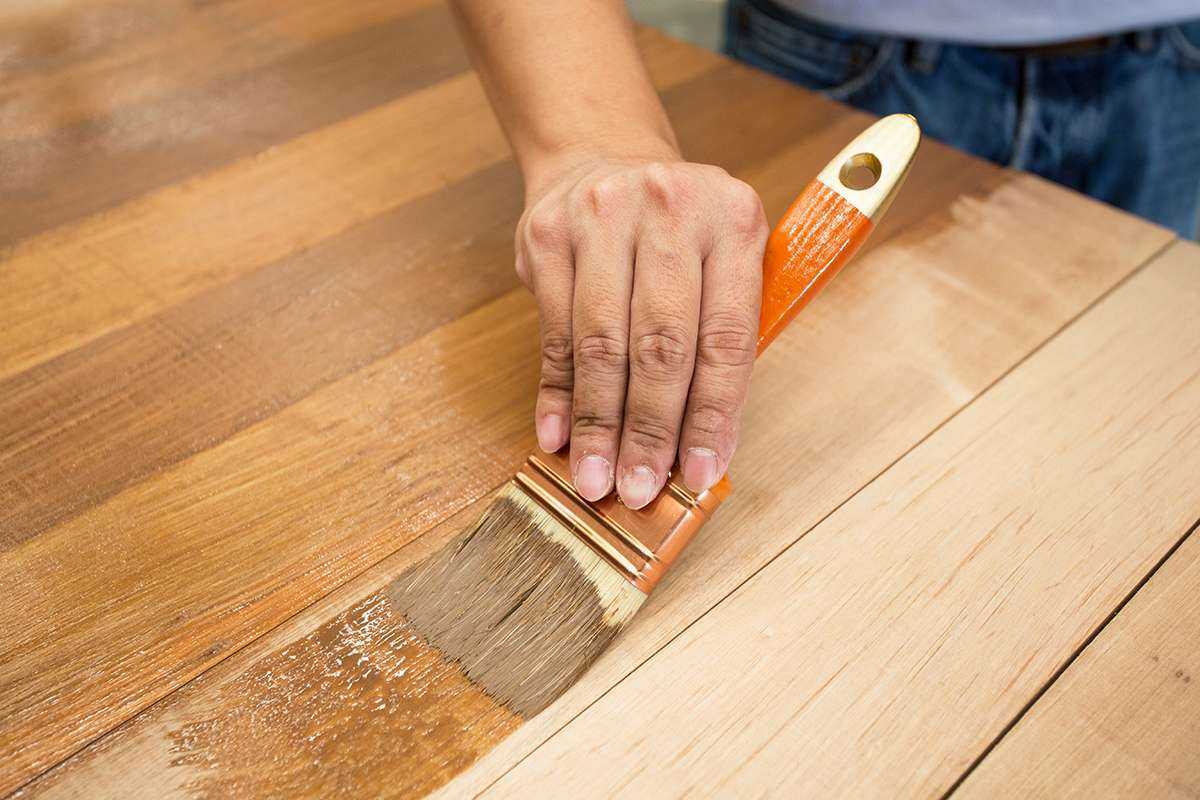 Как покрыть деревянную столешницу лаком? (видео)