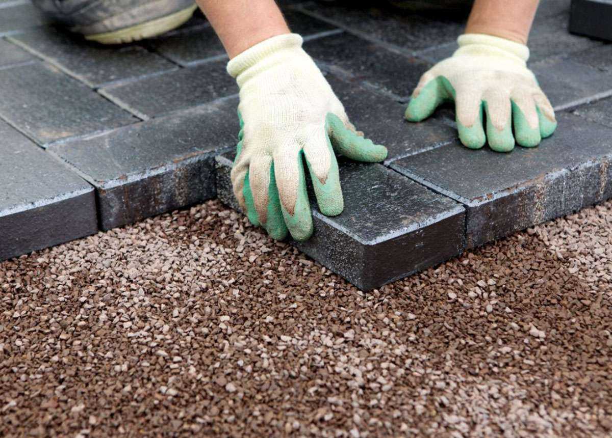 Как производится укладка тротуарной плитки Наносится сухая смесь из цемента, песка и отсева, затем по этому составу двигается виброрейка для бетона