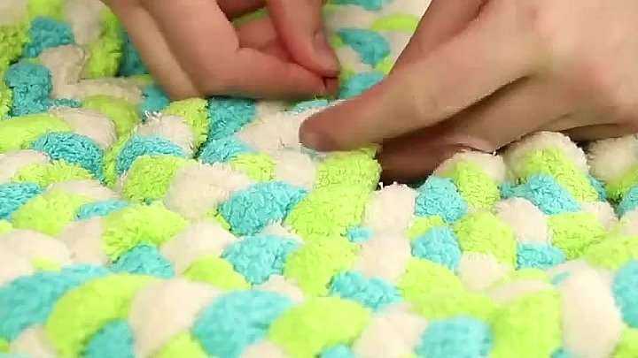 Как сделать оригинальный коврик своими руками из ненужных вещей - старых футболок и тканевых мешочков