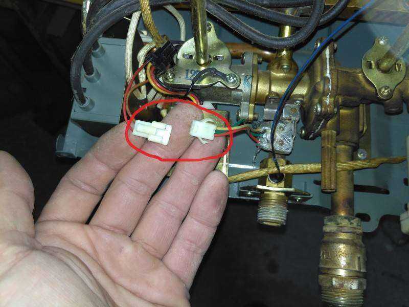 Если при зажигании газовая колонка гаснет, нужно искать причину Почему тухнет запальник или фитиль, что нужно проверить и что делать, если колонка выключается, те зажигается и гаснет сразу или через некоторое время