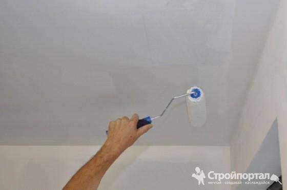 Как смыть водоэмульсионную краску с потолка своими силами