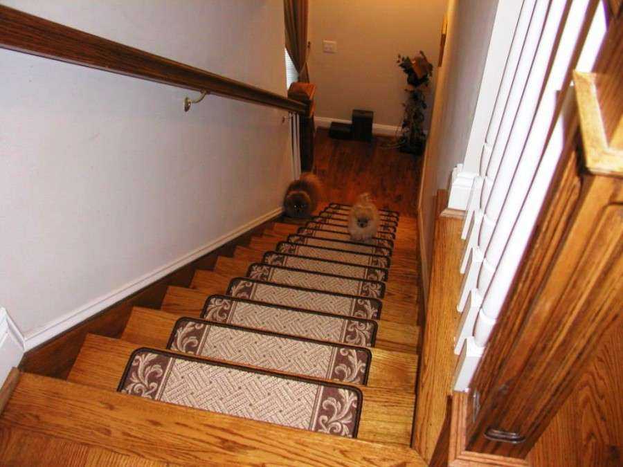 Покрытие лестницы ковролином: какой ковролин подойдёт для отделки лестницы, как рассчитать нужное количество покрытия.