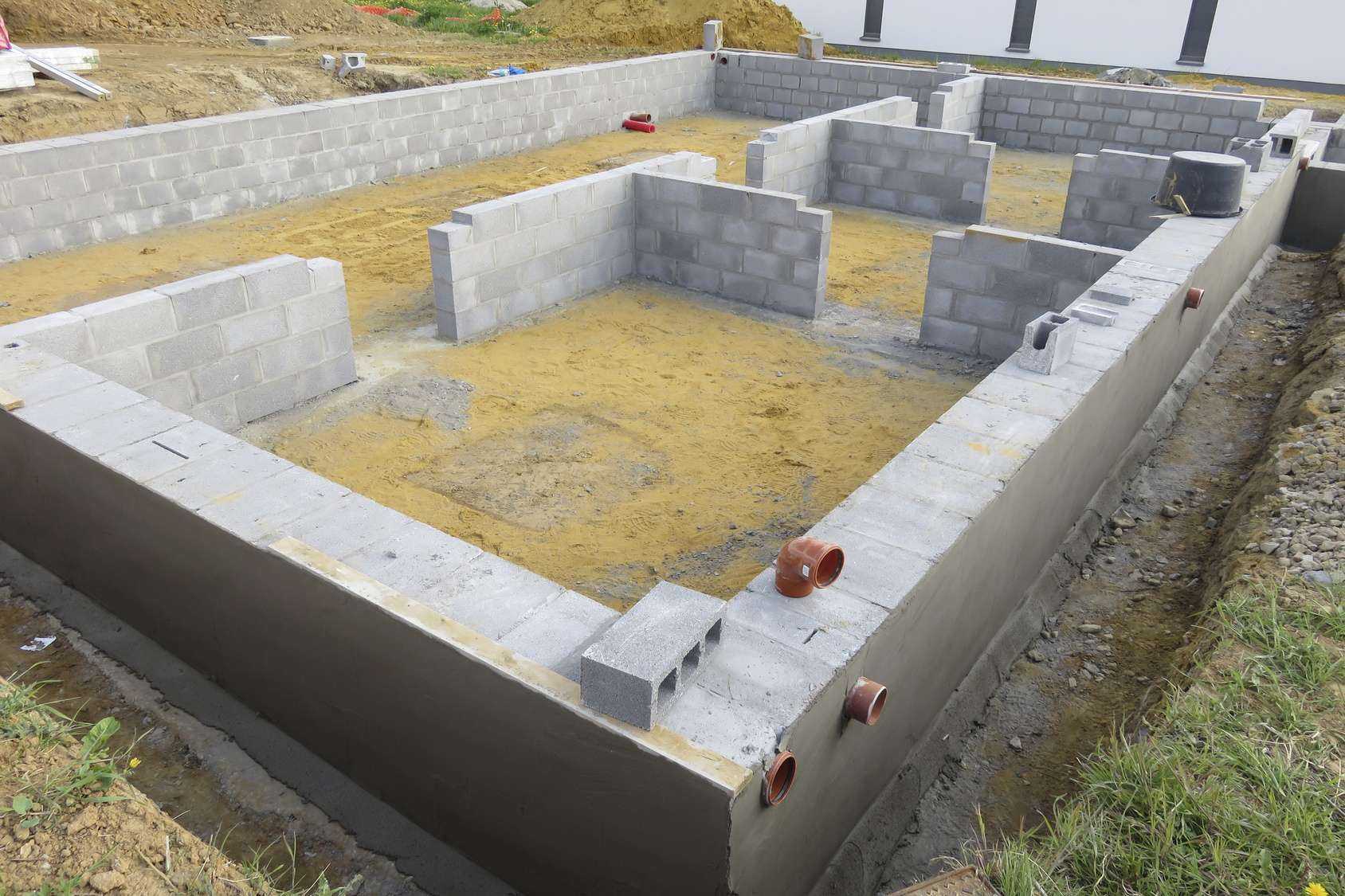 В настоящее время газобетон широко используется в малоэтажном строительстве Одно из оснований этого — то, что под сооружение можно построить практически любой фундамент
