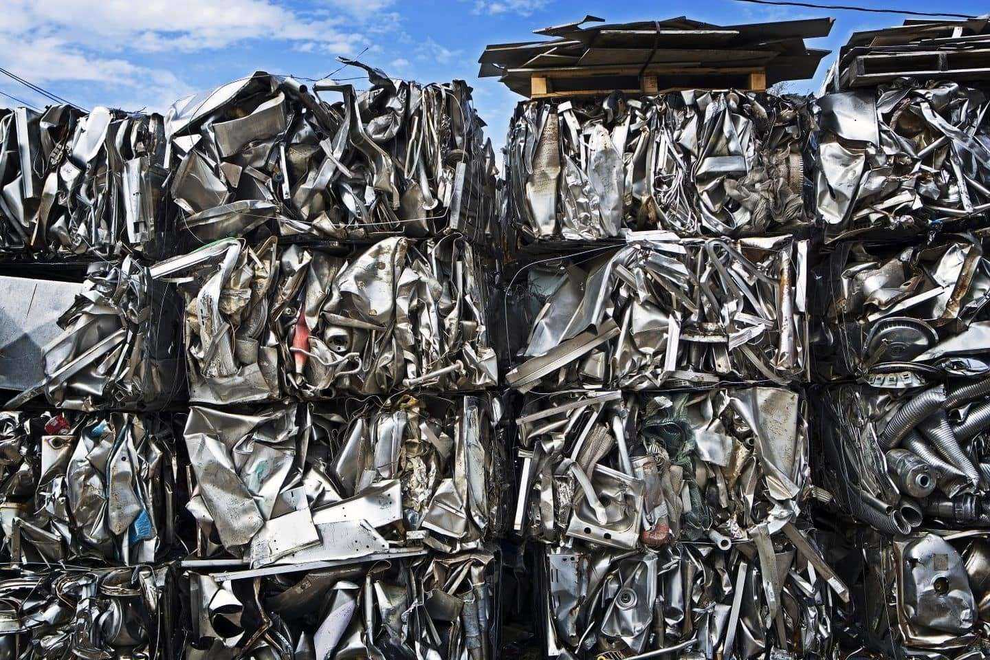 Переработка алюминиевых отходов Зачем она нужна Технологии переработки: алюминиевых банок, профилей и конденсаторов Продукты переработки