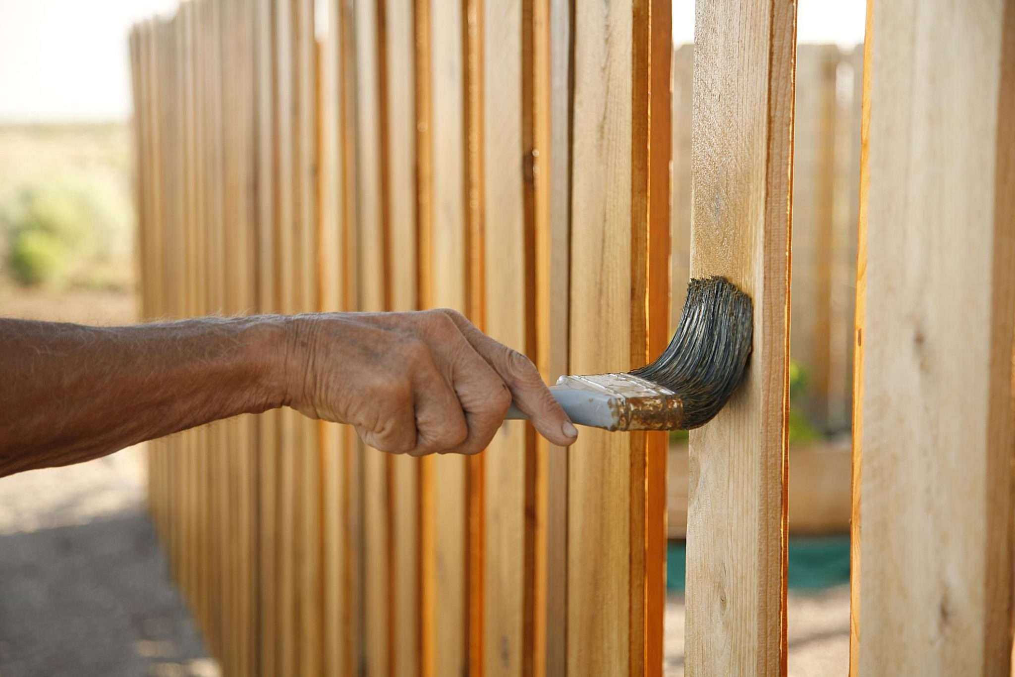 Обработанный деревянный забор будет служить долго и качественно Можно воспользоваться как народными средствами, так и заводскими веществами