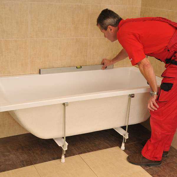 Способы крепления ванны — как закрепить на ножках, к стене и полу