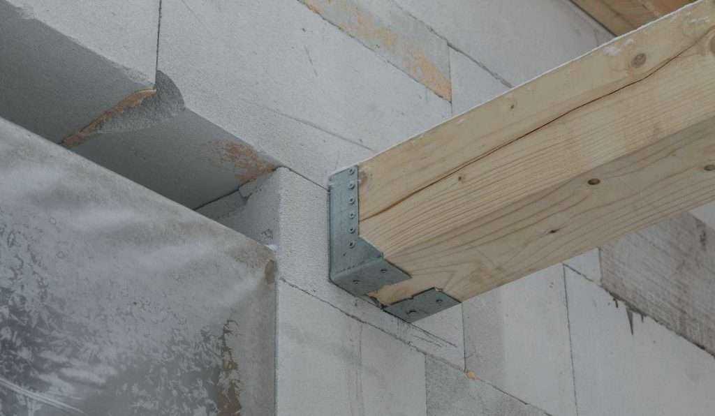 Как закрепить деревянный брусок к бетонной стене?