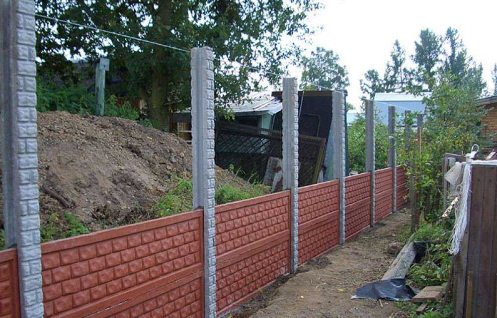 Как правильно установить бетонный забор своими руками: видео установки еврозаборов, строительство оград из декоративных блоков