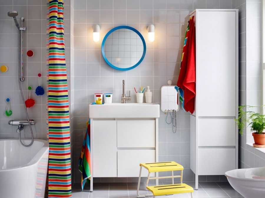 Стоит отметить, что шкафы для ванной комнаты икеа – это настоящая находка, так как они очень вместительные и функциональные Много моделей оснащены зеркалами,