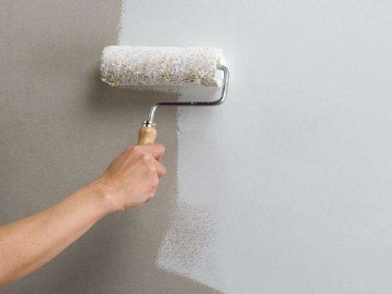 Чем смыть водоэмульсионную краску с потолка и стен?