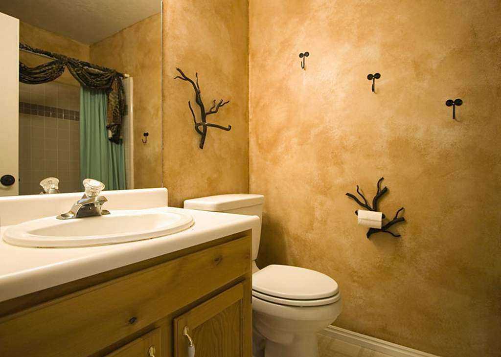 Оптимальным вариантом отделки ванной комнаты является декоративная влагостойкая штукатурка, которая бывает разных видов Рассмотрим технологию нанесения штукатурки на различные поверхности и особенности ухода за ней