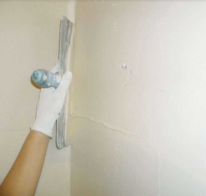 Чем выравнивают стены под обои: бумага для выравнивания своими руками в квартире перед поклейкой, чем лучше выровнять и стоит ли выбирать смеси для очень кривых стен