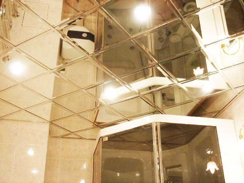 Почему стоит отдать предпочтение зеркальному потолку в ванной, разновидности зеркальных потолков