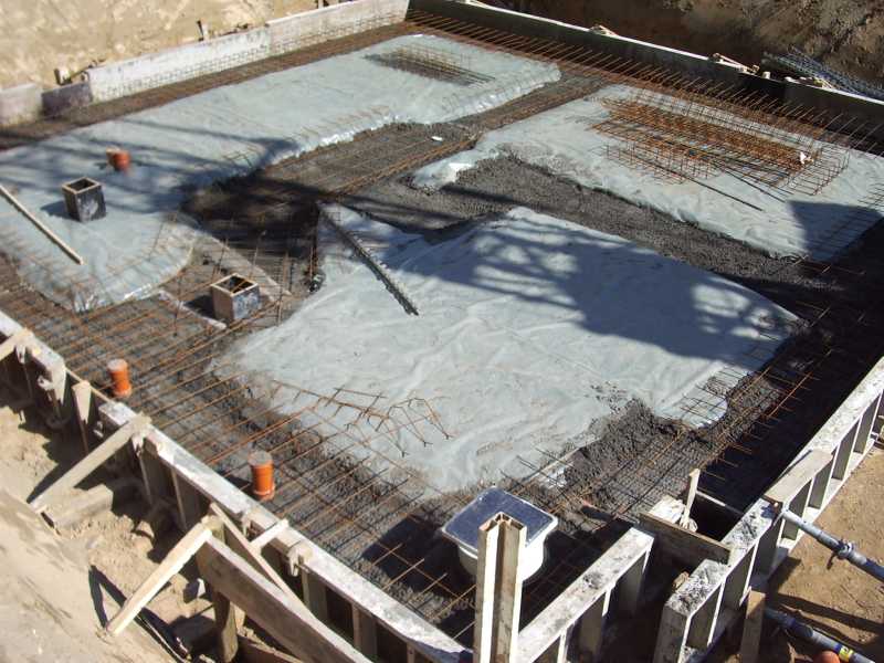 Сколько дней надо поливать бетон водой после заливки